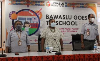 BAWASLU GOES TO SCHOOL : MENCERDASKAN PEMILIH PEMULA DAN MENANAMKAN PENGETAHUAN DEMOKRASI
