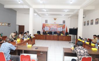Jajaran Bawaslu Provinsi bersama narasumber  Anang Budiono Sekretaris Aliansi Jurnalis Independen Jayapura