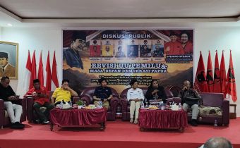 Hardin Halidin Ketua Bawaslu Papua pojok kanan ketika beri materi