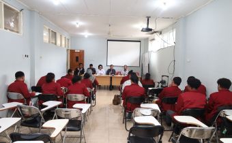 Anggota Bawaslu Provinsi Papua Amandus Situmorang beri materi sosialisasi Kompetisi Debat Penegakan Hukum Pemilu VI Antar Perguruan Tinggi