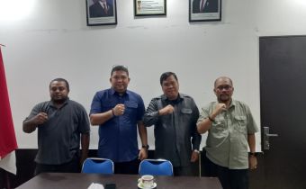 Amandus Situmorang dua sebelah kanan sedang melakukan audiensi dengan Kepolisian Daerah Papua. I Foto diambil oleh Dodi