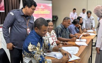 Anggota Bawaslu sedang mengawal penandatanganan Berita Acara Rapat Pleno