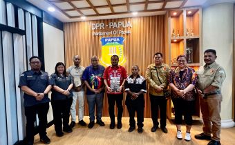 Anggota Bawaslu bersama Ketua DPR Papua