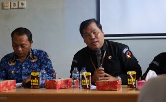 Anggota Bawaslu Papua gelar Bawaslu Goes to Campus, beri materi Hukum Pemilu. | Foto diambil oleh Yudhistira