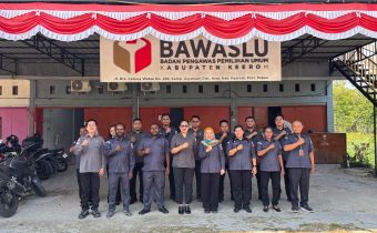 Anggota Bawaslu Papua Yofrey Piryamta Kebelen berpose bersama jajaran Bawaslu Kabupaten Keerom setelah melakukan Apel Pagi | Foto diambil oleh Humas Bawaslu Keerom