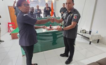 Serah terima jabatana dari Lusiana V. Dekeniap, kepada pejabat baru, Christiyanto Darius Neksen Bere. | Foto diambil oleh Staf Humas Bawaslu Kabupaten Sarmi