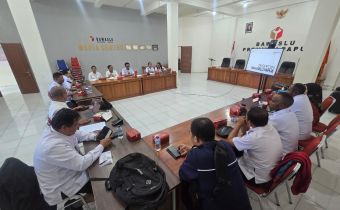 Suasana rapat internal pembahasan Ekspedisi Bawaslu Papua | Foto diambil oleh Yudhistira