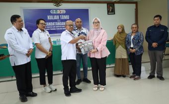 Penyerahan Buletin Tabura oleh Bawaslu Papua diwakili oleh Ketua Bawaslu Papua Hardin Halidin 