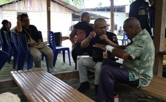 Ketua Bawaslu Papua Hardin Halidin sedang berdiskusi bersama Ketua DAS Demutru Yosep Hembring