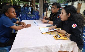 Staf Bawaslu Provinsi saat menerima laporan terkait DPT