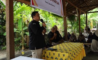 Anggota Bawaslu Papua, Amandus Situmorang, beri sambutan dihadapan masyarakat di Pondok Adat Irungsip Genyem, Distrik Nimboran, Kabupaten Jayapura