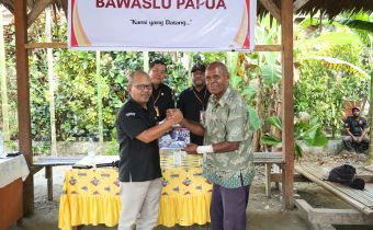 Penyerahan buletin Tabura oleh Ketua Bawaslu kepada ketua DAS Yosep Hembring