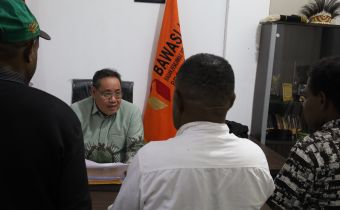 Herwyn Malonda Anggota Bawaslu RI saat  mewawancarai Calon Anggota Bawaslu tiga kabupaten di Papua dalam Proses PAW yang dilaksanakan di Jayapura Papua