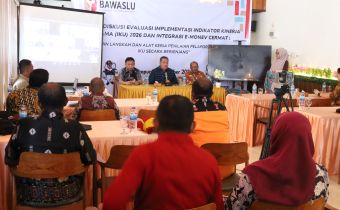 Anggota Bawaslu RI Herwyn J.H. Malonda saat beri sambutan dalam kegiatan Forum Diskusi Evaluasi Implementasi Indikator Kinerja Utama (IKU) 2026 dan Integrasi e-Monev CERMAT diadakan secara luring dan daring yang diikuti oleh Jajaran Bawslu se-Papua Raya