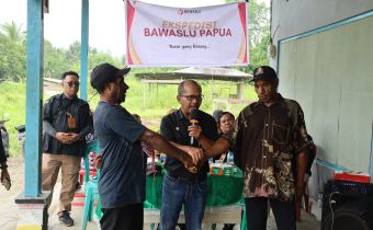 Ketua Bawaslu Papua Hardin Halidin, bersama dua calon Kepala Kampung Suskun dalam deklarasi damai diantara kedua pasangan calon, saat Bawaslu Papua adakan Ekspedisi di kampung tersebut.