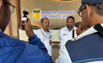 Hardin Halidin, Ketua Bawaslu Papua bersama Elpius Hugi, Kepala Kesbangpol Provinsi Papua saat diwawancari awak media | Foto diambil oleh Barnas 
