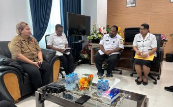 Haritje Latuihamallo Koordiv Hukum dan Penyelesaian Sengketa sebelah kiri gambar, bersama Elpius Hugi Kepala Kesbangpol Provinsi Papua beserta jajaran saat gelar audiensi | Foto diambil oleh Barnas 