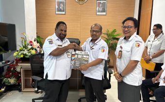Hardin Halidin Ketua Bawaslu Papua bersama Yofrey Piryamta Anggota saat beri buletin Tabura ke Kepala Kesbangpol Provinsi Papua | Foto diambil oleh Barnas