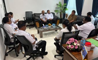 Jajaran Ketua dan Anggota serta Kepala Sekretariat Bawaslu Papua saat gelar audiensi beserta kepala kesbangpol Provinsi Papua beserta jajaran | Foto diambil oleh Barnas