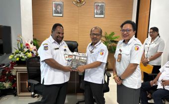 Penyerahan buletin Tabura oleh Ketua Bawaslu Hardin Halidin didampingi Yofrey Piryamta Anggota Bawaslu