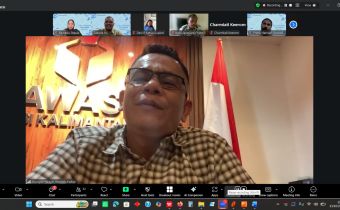Mursid Hidayat Ketua Bawaslu Kalimantan Barat saat memberikan penguatan terhadap materi yang disampaikan dua pembicara lainnya, yakni Nikolas Imbiri Ketua Bawaslu Kabupaten Waropen dan Charmiati Anggota Bawaslu Kabupaten Keerom