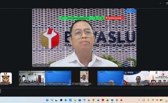 Anggota Bawaslu Republik Indonesia, Puadi saat beri materi Transformasi Digital dan Keamanan Siber: Fondasi Integritas Pengawasan Pemilu yang diselenggarakan oleh Bawaslu Provinsi Papua secara daring diikuti oleh Bawaslu Kabupaten/Kota. 