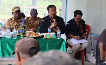 Anggota Bawaslu Provinsi Papua, Amandus Situmorang, saat beri sambutan dalam diskusi bersama masyarakat Kampung Suskun Kabupaten Keerom