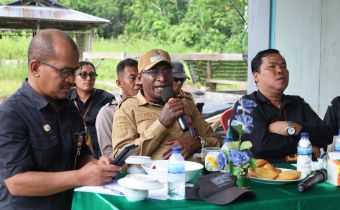 Plt. Kepala Distrik Arso Timur, Dorteis Kapitarau di tengah saat beri sambutan di Ekspedisi Bawaslu Papua 